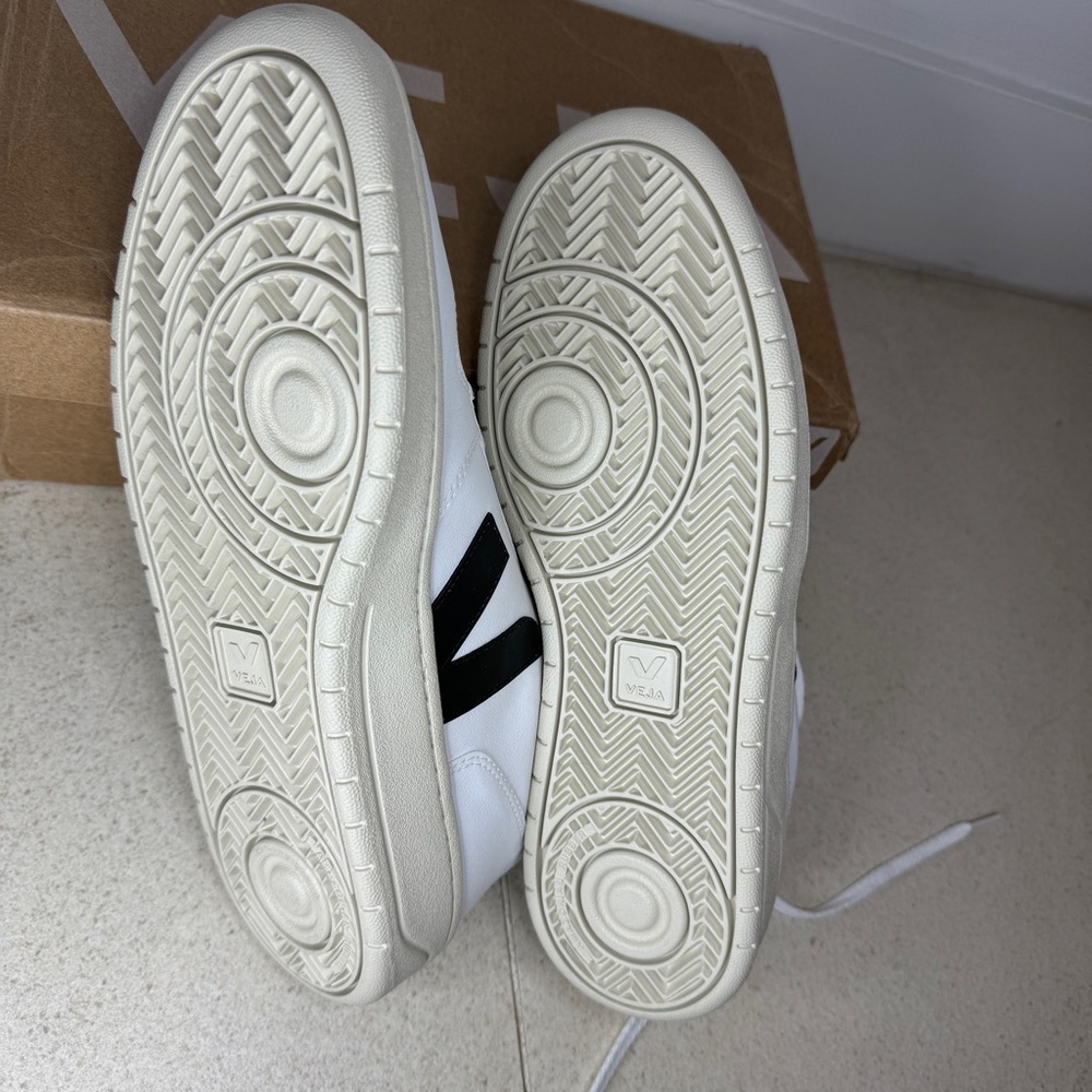 NIB VEJA V-10 Men’s Lace Up Sneakers in White/Black - Size 11.5 - Picture 6 of 9
